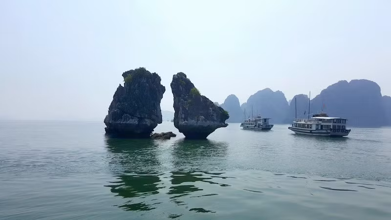 Hòn Trống Mái trên Vịnh Hạ Long. Hòn Trống Mái trên Vịnh Hạ Long.