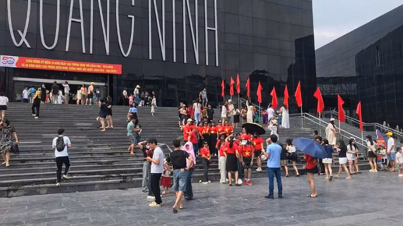 Bảo tàng Quảng Ninh là điểm thu hút đông đảo khách du lịch đến tham quan, trải nghiệm. Bảo tàng Quảng Ninh là điểm thu hút đông đảo khách du lịch đến tham quan, trải nghiệm.
