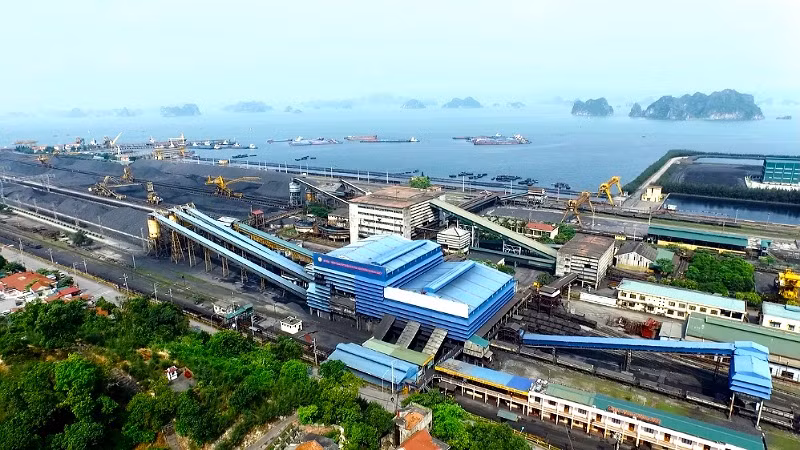 Toàn cảnh mặt bằng sản xuất của Công ty Tuyển than Cửa Ông-TKV.