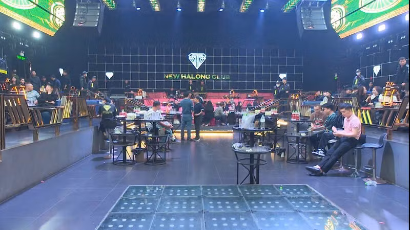 Lực lượng chức năng kiểm tra vũ trường New Hạ Long Club.
