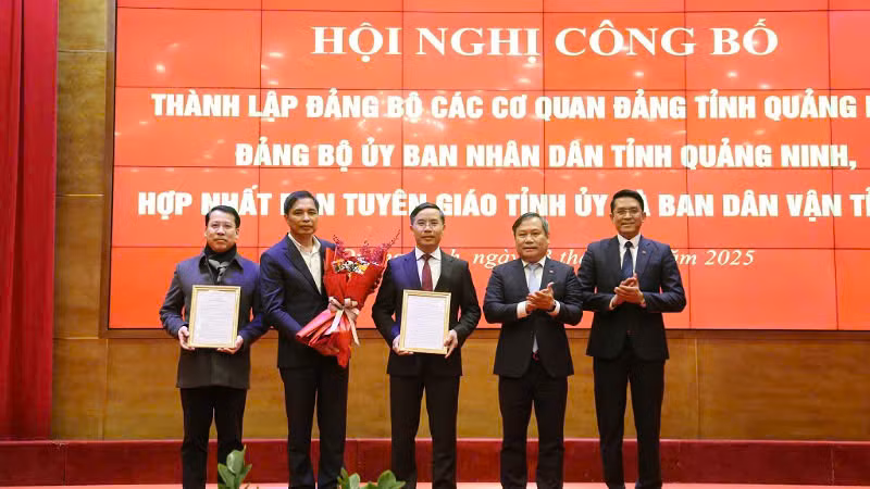 Đồng chí Vũ Đại Thắng, Bí thư Tỉnh ủy, trao quyết định thành lập Đảng bộ UBND tỉnh Quảng Ninh. Đồng chí Vũ Đại Thắng, Bí thư Tỉnh ủy, trao quyết định thành lập Đảng bộ UBND tỉnh Quảng Ninh.