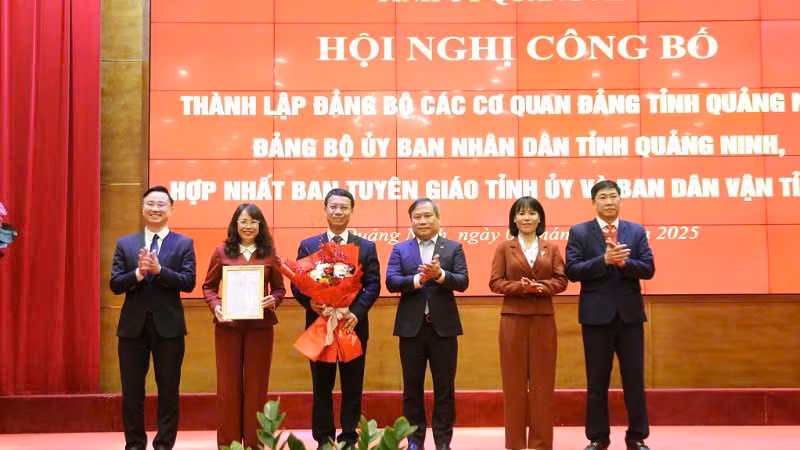 Đồng chí Vũ Đại Thắng, Bí thư Tỉnh ủy, trao quyết định hợp nhất Ban Tuyên giáo Tỉnh ủy và Ban Dân vận Tỉnh ủy thành Ban Tuyên giáo và Dân vận Tỉnh ủy. Đồng chí Vũ Đại Thắng, Bí thư Tỉnh ủy, trao quyết định hợp nhất Ban Tuyên giáo Tỉnh ủy và Ban Dân vận Tỉnh ủy thành Ban Tuyên giáo và Dân vận Tỉnh ủy.