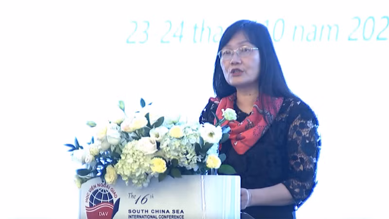 Quyền Giám đốc Học viện Ngoại giao Đại sứ, Tiến sĩ Phạm Lan Dung phát biểu khai mạc Hội thảo.