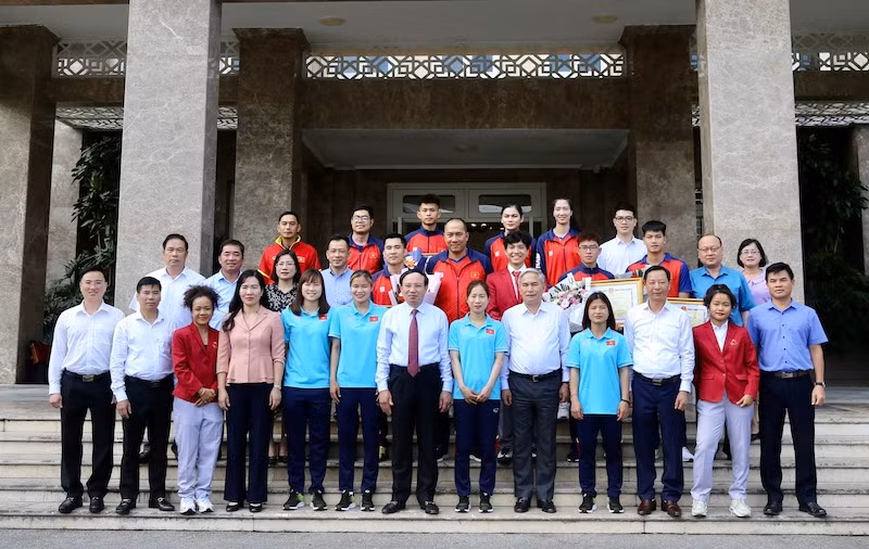 Lãnh đạo Tỉnh Quảng Ninh chụp ảnh lưu niệm với các huấn luyện viên và vận động viên đạt thành tích xuất sắc tại SEA Games 32.