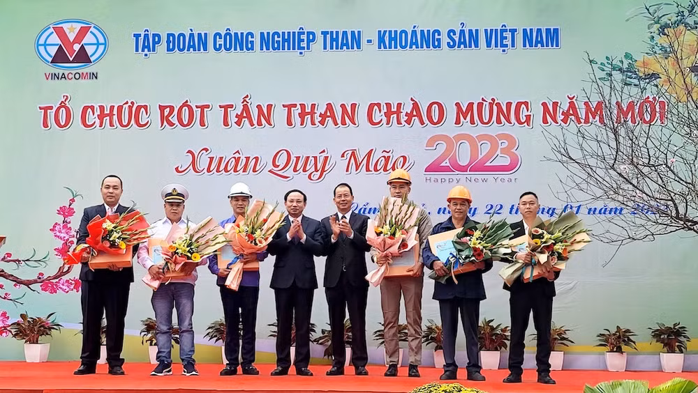 Lãnh đạo Tỉnh Quảng Ninh và Tập đoàn Công nghiệp Than - Khoáng sản Việt Nam tặng quà và chúc Tết các đơn vị tham gia làm nhiệm vụ xuất tấn than đầu tiên của năm mới 2023. Lãnh đạo Tỉnh Quảng Ninh và Tập đoàn Công nghiệp Than - Khoáng sản Việt Nam tặng quà và chúc Tết các đơn vị tham gia làm nhiệm vụ xuất tấn than đầu tiên của năm mới 2023.