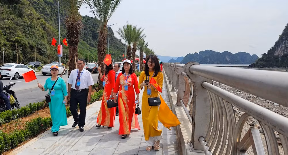 Người dân thích thú khi đi dạo và ngắm cảnh trên tuyến đường bao biển Hạ Long-Cẩm Phả. Người dân thích thú khi đi dạo và ngắm cảnh trên tuyến đường bao biển Hạ Long-Cẩm Phả.