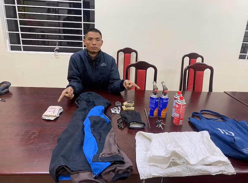 Đối tượng Sính cùng tang vật tại cơ quan Công an.