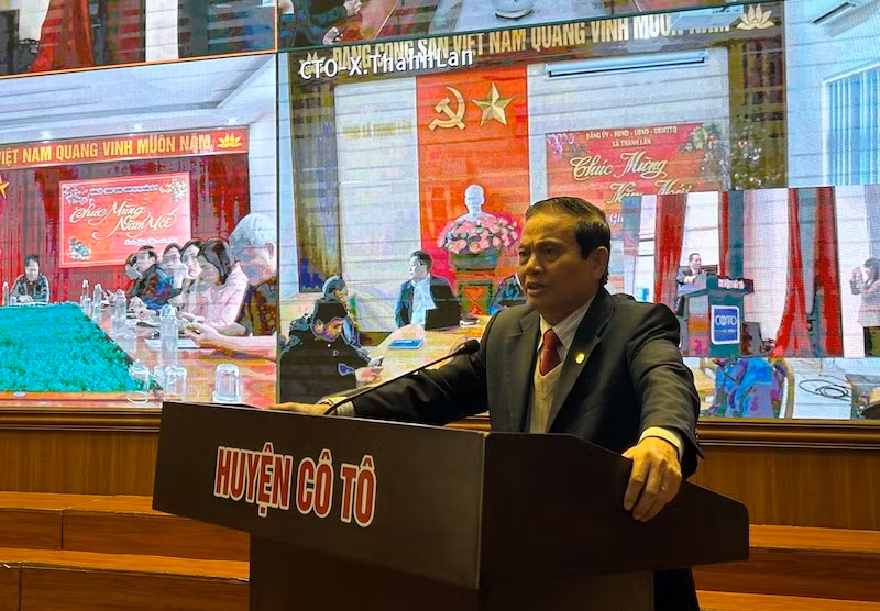 Tiến sĩ Lê Doãn Hợp nói chuyện chuyên đề tại huyện Cô Tô. Tiến sĩ Lê Doãn Hợp nói chuyện chuyên đề tại huyện Cô Tô.
