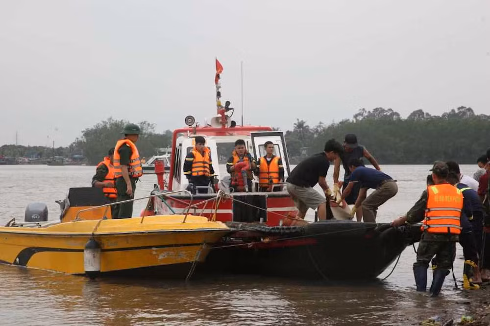Lực lượng cứu hộ đưa nạn nhân đầu tiên được tìm thấy vào bờ.