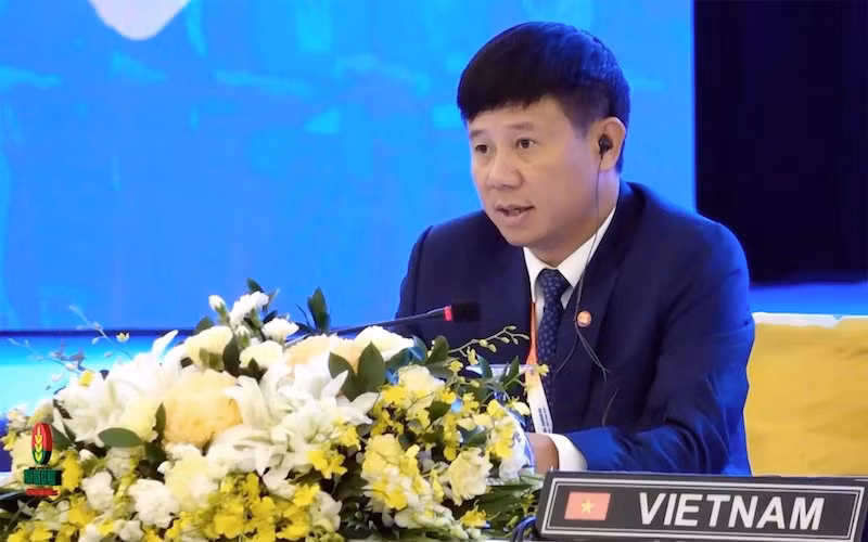 Chủ tịch ACDM, Cục trưởng Cục Quản lý đê điều và Phòng, chống thiên tai Phạm Đức Luận phát biểu tại cuộc họp. Chủ tịch ACDM, Cục trưởng Cục Quản lý đê điều và Phòng, chống thiên tai Phạm Đức Luận phát biểu tại cuộc họp.