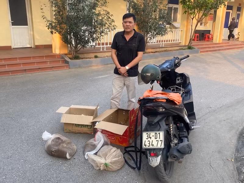 Đối tượng Nguyễn Thành Vinh cùng tang vật tại cơ quan Công an.