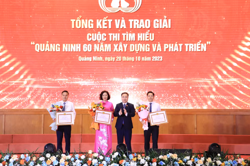 Ban tổ chức trao Bằng khen cho 3 Đảng bộ có thành tích xuất sắc trong công tác chỉ đạo, tổ chức và triển khai Cuộc thi. Ban tổ chức trao Bằng khen cho 3 Đảng bộ có thành tích xuất sắc trong công tác chỉ đạo, tổ chức và triển khai Cuộc thi.