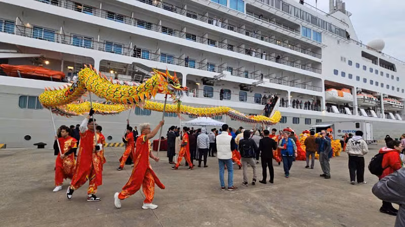 Các du khách quốc tế đến "xông đất" Hạ Long được đón tiếp trong không khí thân thiện, nồng hậu của những người dân Quảng Ninh. Các du khách quốc tế đến "xông đất" Hạ Long được đón tiếp trong không khí thân thiện, nồng hậu của những người dân Quảng Ninh.