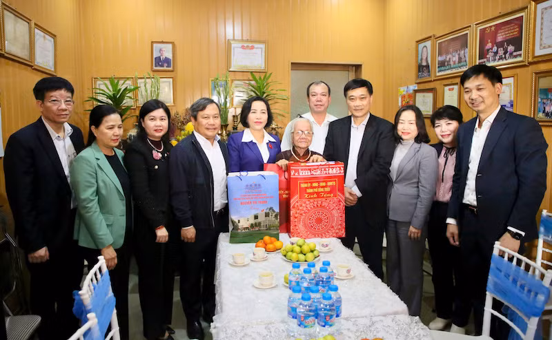Phó Chủ tịch Quốc hội Nguyễn Thị Thanh thăm hỏi, chúc Tết Mẹ Việt Nam Anh hùng Nguyễn Thị Phương (88 tuổi) ở khu Yên Lâm 1, phường Đức Chính, thành phố Đông Triều. Phó Chủ tịch Quốc hội Nguyễn Thị Thanh thăm hỏi, chúc Tết Mẹ Việt Nam Anh hùng Nguyễn Thị Phương (88 tuổi) ở khu Yên Lâm 1, phường Đức Chính, thành phố Đông Triều.