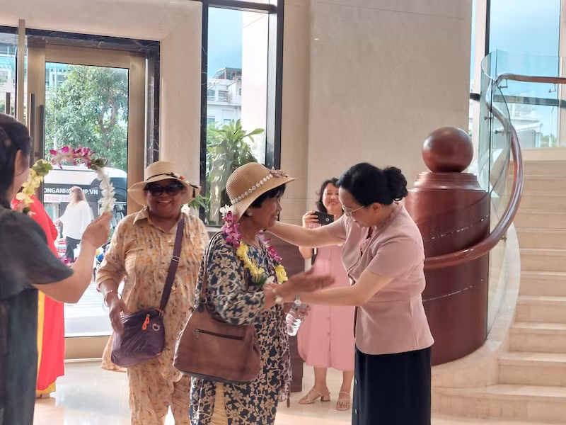 Đại diện lãnh đạo Sở Du lịch Quảng Ninh tặng hoa, chúc mừng các thành viên trong Đoàn. Đại diện lãnh đạo Sở Du lịch Quảng Ninh tặng hoa, chúc mừng các thành viên trong Đoàn.