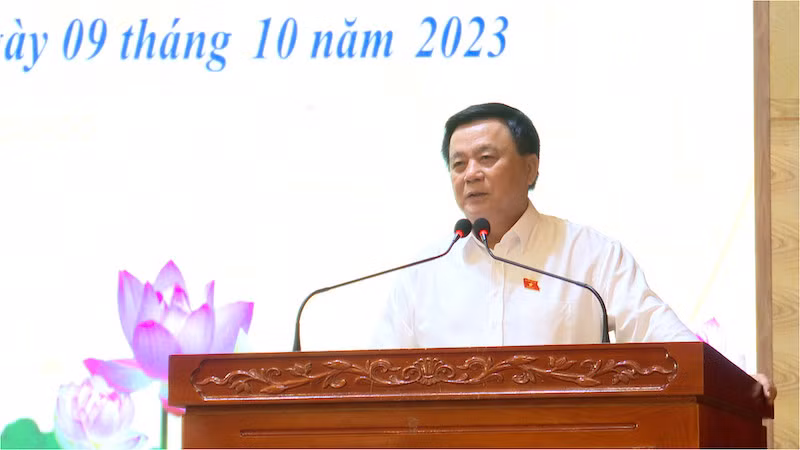 Đồng chí Nguyễn Xuân Thắng, Ủy viên Bộ Chính trị, Giám đốc Học viện Chính trị quốc gia Hồ Chí Minh, Chủ tịch Hội đồng Lý luận Trung ương, đại biểu Quốc hội tỉnh Quảng Ninh thông tin những nội dung dự kiến Chương trình Kỳ họp thứ 6, Quốc hội khóa XV đến với cử tri huyện Hải Hà.