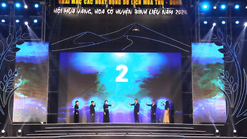Lãnh đạo huyện Bình Liêu bấm nút khai mạc Tuần Văn hóa - Du lịch huyện Bình Liêu năm 2024.