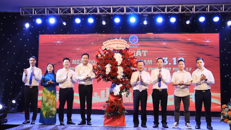 Lãnh đạo tỉnh Quảng Ninh tặng hoa chúc mừng Hội doanh nhân trẻ & Câu lạc bộ Đầu tư và Khởi nghiệp Quảng Ninh.