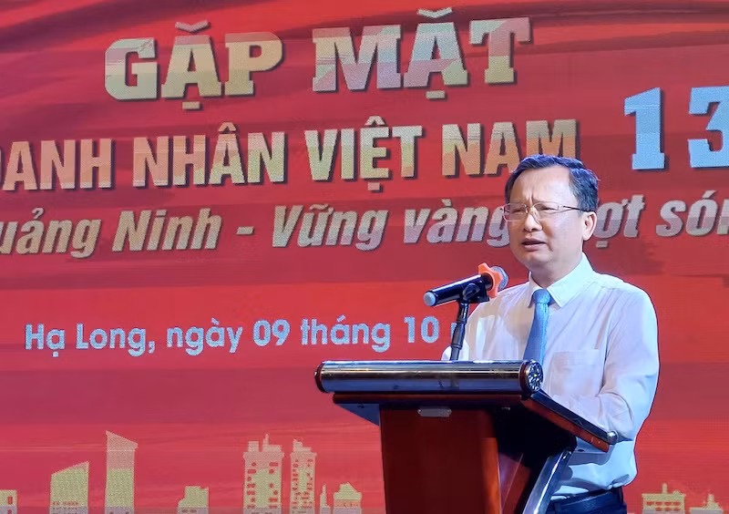 Chủ tịch Ủy ban nhân dân tỉnh Quảng Ninh phát biểu tại chương trình gặp mặt các doanh nghiệp trên địa bàn.