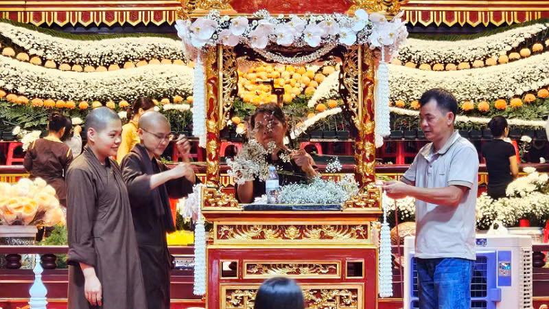 Nơi đặt xá lợi Đức Phật tại Cung Trúc Lâm Yên Tử đang được hoàn thiện. Nơi đặt xá lợi Đức Phật tại Cung Trúc Lâm Yên Tử đang được hoàn thiện.