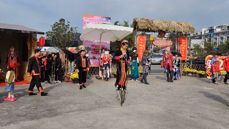 Không gian Văn hóa Tết các dân tộc tỉnh Quảng Ninh lần đầu tiên được tổ chức thu hút đông đảo người dân và du khách đến trải nghiệm trong dịp Tết Ất Tỵ 2025.