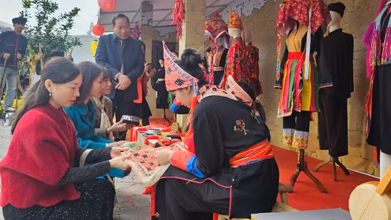 Đông đảo du khách và người dân thích thú được trải nghiệm và hòa mình vào không gian Tết các dân tộc tỉnh Quảng Ninh.