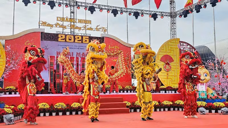 Màn múa lân vui ngày hội tại lễ khai mạc Không gian Văn hóa Tết các dân tộc tỉnh Quảng Ninh.