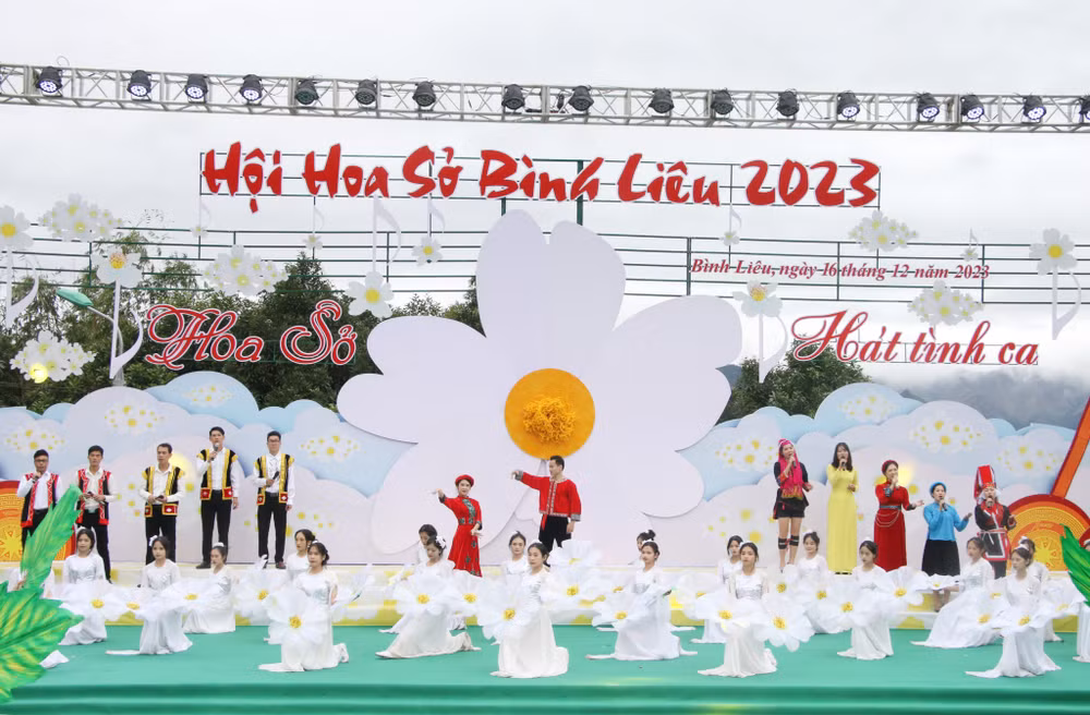 Chương trình nghệ thuật mang đậm dấu ấn truyền thống của đồng bào các dân tộc thiểu số của huyện Bình Liêu. Chương trình nghệ thuật mang đậm dấu ấn truyền thống của đồng bào các dân tộc thiểu số của huyện Bình Liêu.