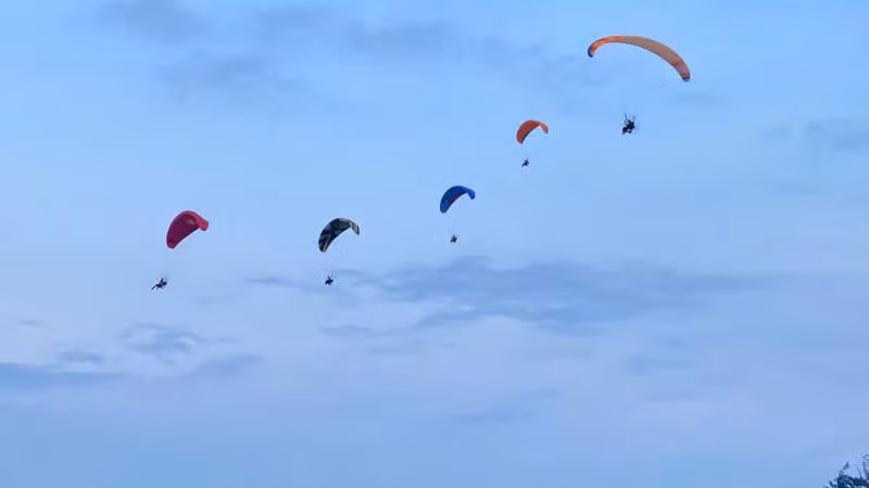 6 chiếc dù lượn chao liệng giữa khung cảnh biển đảo tươi đẹp của Cô Tô.
