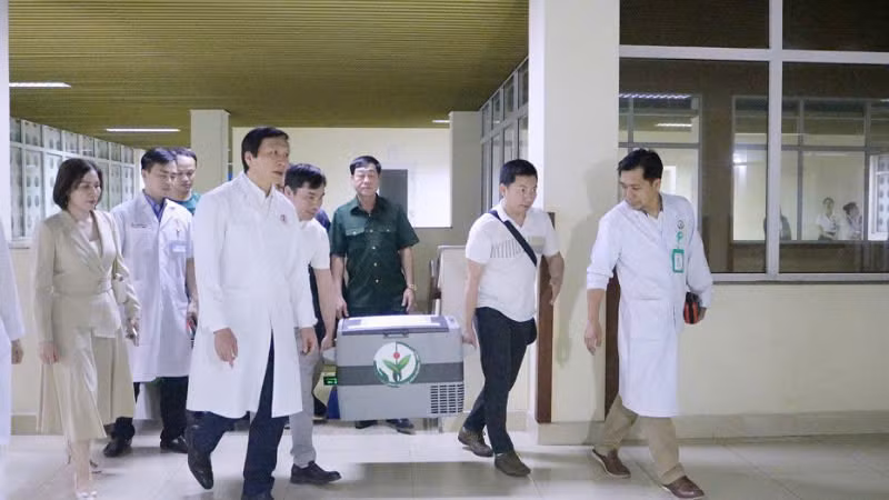 Thận của người hiến tạng được vận chuyển đến Bệnh viện Việt Nam-Thụy Điển Uông Bí.