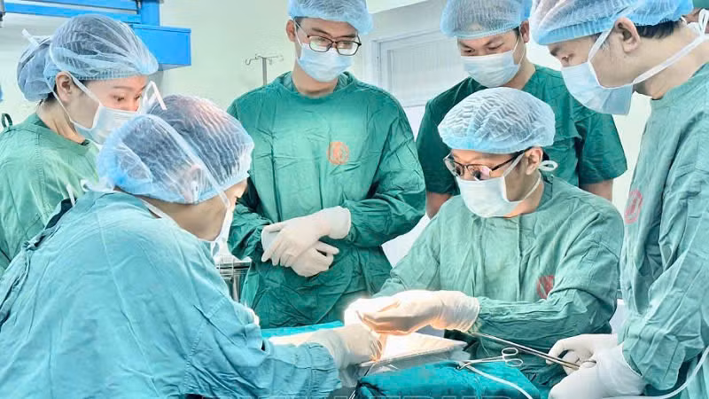 Các bác sĩ Bệnh viện Việt Nam-Thụy Điển Uông Bí tiến hành rửa thận trước khi ghép. Các bác sĩ Bệnh viện Việt Nam-Thụy Điển Uông Bí tiến hành rửa thận trước khi ghép.