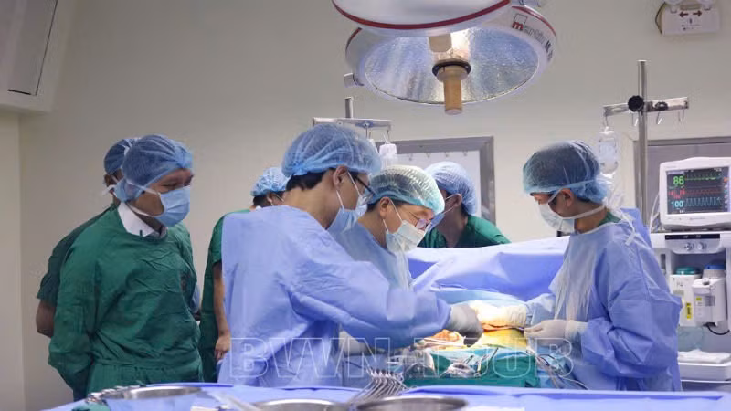 Các bác sĩ tiến hành ghép thận cho bệnh nhân tại Bệnh viện Việt Nam-Thụy Điển Uông Bí. Các bác sĩ tiến hành ghép thận cho bệnh nhân tại Bệnh viện Việt Nam-Thụy Điển Uông Bí.