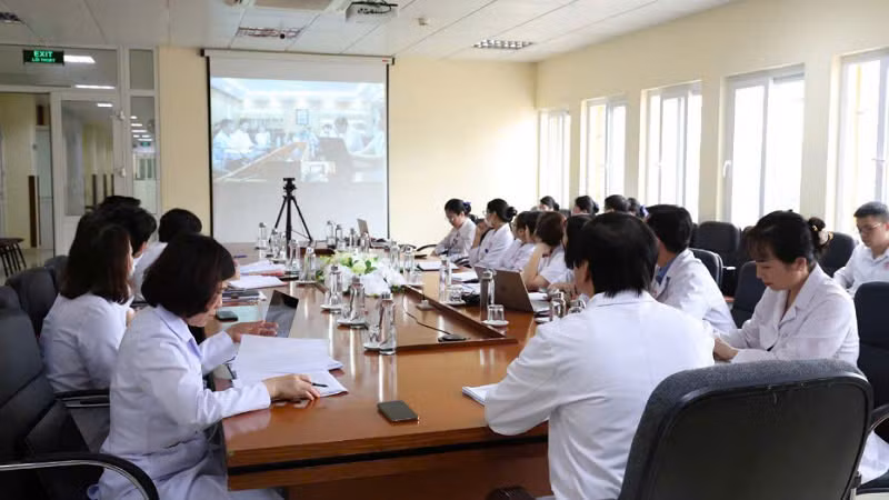 Các bác sĩ của Bệnh viện Việt Nam-Thụy Điển Uông Bí cùng các bác sĩ của Bệnh viện Hữu nghị Việt-Đức hội chẩn ca bệnh. Các bác sĩ của Bệnh viện Việt Nam-Thụy Điển Uông Bí cùng các bác sĩ của Bệnh viện Hữu nghị Việt-Đức hội chẩn ca bệnh.
