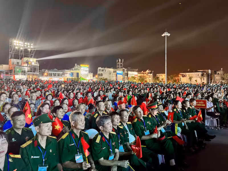Các đại biểu tham dự lễ kỷ niệm 70 năm Ngày giải phóng Vùng mỏ.