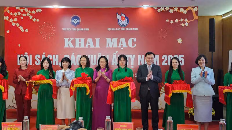 Các đại biểu cắt băng khai mạc Hội sách, báo Xuân Ất Tỵ 2025. Các đại biểu cắt băng khai mạc Hội sách, báo Xuân Ất Tỵ 2025.