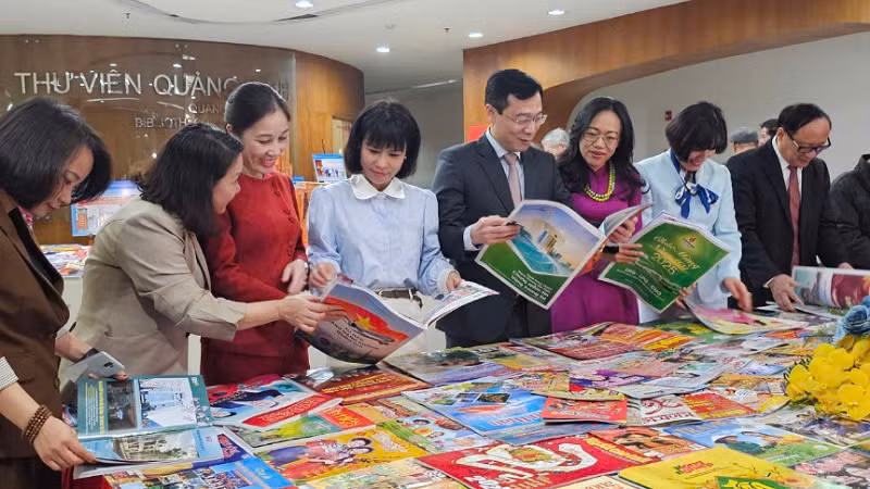 Các đại biểu tham quan không gian trưng bày sách báo Xuân Ất Tỵ 2025. Các đại biểu tham quan không gian trưng bày sách báo Xuân Ất Tỵ 2025.