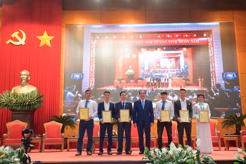 Lễ trao giấy phép nuôi trồng thủy sản trên biển trên địa bàn tỉnh Quảng Ninh cho 6 doanh nghiệp, hợp tác xã. Lễ trao giấy phép nuôi trồng thủy sản trên biển trên địa bàn tỉnh Quảng Ninh cho 6 doanh nghiệp, hợp tác xã.
