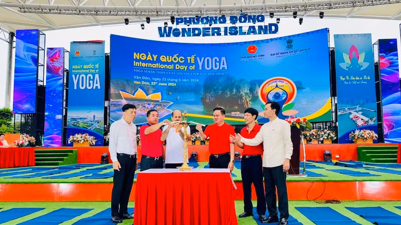 Các đại biểu thực hiện nghi lễ thắp lửa tại Ngày Quốc tế Yoga lần thứ 10 năm 2024. Các đại biểu thực hiện nghi lễ thắp lửa tại Ngày Quốc tế Yoga lần thứ 10 năm 2024.