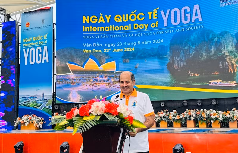 Ngài Sandeep Arya, Đại sứ đặc mệnh toàn quyền Ấn Độ tại Việt Nam phát biểu tại Ngày Quốc tế Yoga lần thứ 10 năm 2024. Ngài Sandeep Arya, Đại sứ đặc mệnh toàn quyền Ấn Độ tại Việt Nam phát biểu tại Ngày Quốc tế Yoga lần thứ 10 năm 2024.
