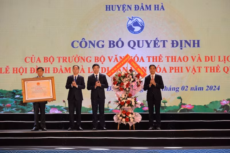 Huyện Đầm Hà vinh dự đón nhận quyết định huyện đạt chuẩn nông thôn mới nâng cao. Huyện Đầm Hà vinh dự đón nhận quyết định huyện đạt chuẩn nông thôn mới nâng cao.