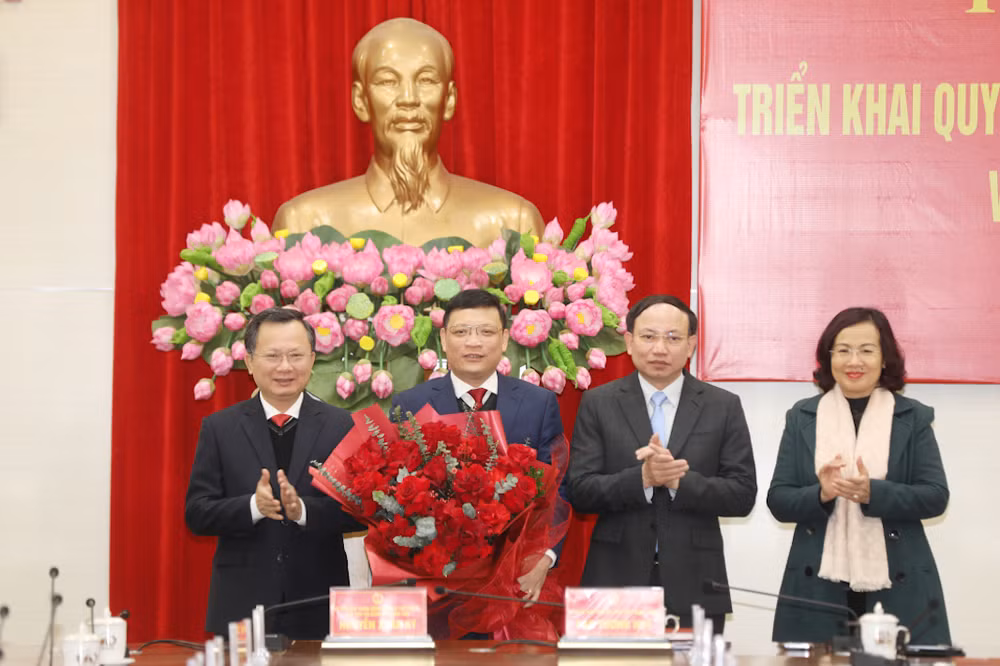 Các đồng chí lãnh đạo tỉnh Quảng Ninh tặng hoa chúc mừng tân Phó Chủ tịch UBND tỉnh Nghiêm Xuân Cường. Các đồng chí lãnh đạo tỉnh Quảng Ninh tặng hoa chúc mừng tân Phó Chủ tịch UBND tỉnh Nghiêm Xuân Cường.
