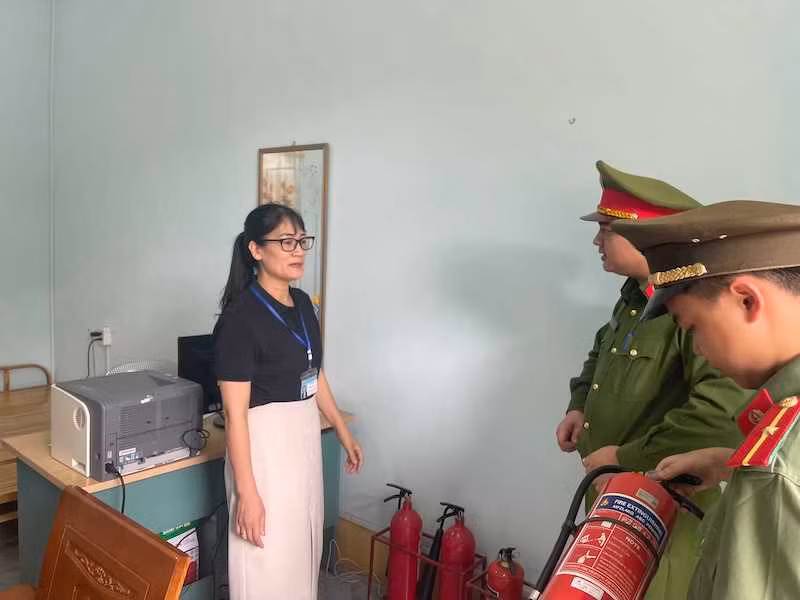 Lực lượng công an kiểm tra các trang, thiết bị phòng, chống cháy nổ tại một số điểm thi trên địa bàn huyện Bình Liêu.