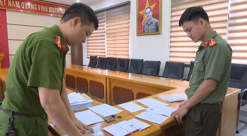 Lực lượng Công an thu giữ các tài liệu liên quan đến đối tượng chuyên cho vay nặng lãi.