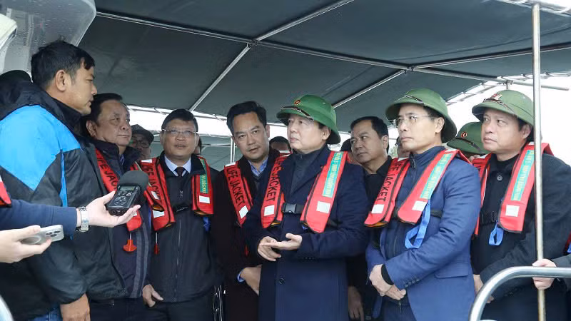 Phó Thủ tướng Trần Hồng Hà trò chuyện, nắm bắt tình hình nuôi trồng thủy sản tại Hợp tác xã Thủy sản Trung Nam, xã Đông Xá.