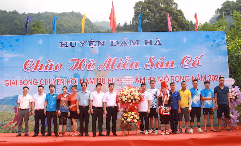 Lãnh đạo huyện Đầm Hà tặng hoa chúc mừng tại lễ khai mạc Chào hè miền Sán cố xã Quảng An.