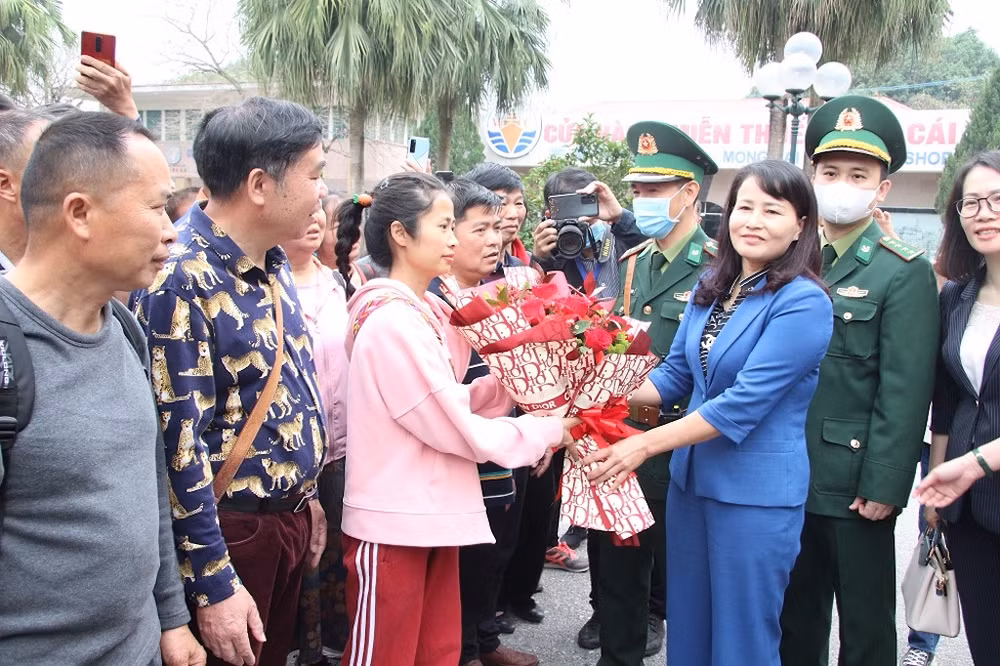 Lãnh đạo thành phố Móng Cái tặng hoa cho những du khách quốc tế đầu tiên nhập cảnh vào Việt Nam qua Cửa khẩu quốc tế Móng Cái, Quảng Ninh.