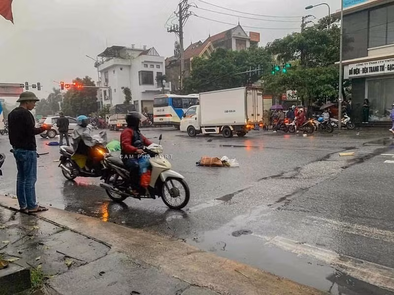 Hiện trường vụ tai nạn tại Km161, Quốc lộ 18, đoạn qua phường Cửa Ông, thành phố Cẩm Phả.