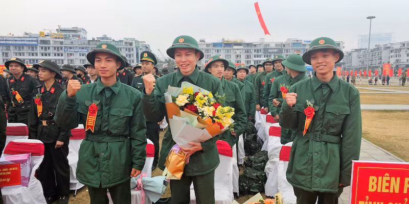 Tân binh Nguyễn Tiến Hùng (đứng giữa) phấn khởi lên đường làm nhiệm vụ bảo vệ Tổ quốc.