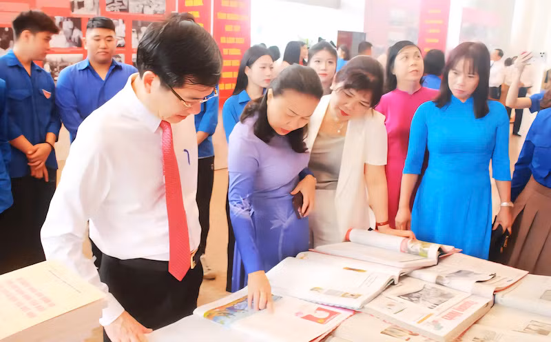 Các đại biểu tham quan Triển lãm trưng bày tư liệu, hiện vật, sách, báo, ảnh về Chủ tịch Hồ Chí Minh. Các đại biểu tham quan Triển lãm trưng bày tư liệu, hiện vật, sách, báo, ảnh về Chủ tịch Hồ Chí Minh.
