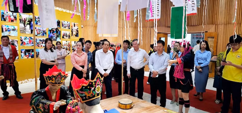 Các đại biểu tham quan tổ hợp tượng tái hiện nghi lễ cấp sắc của người Dao Thanh Y.